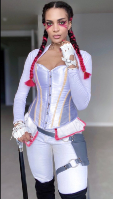 Лучший косплей Лобы из Apex Legends