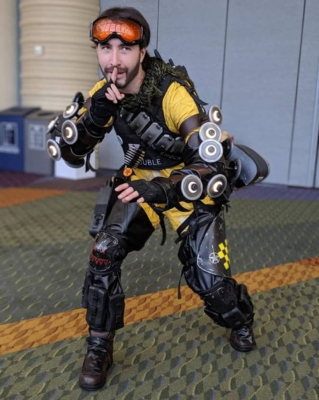 Лучший косплей Миража из Apex Legends