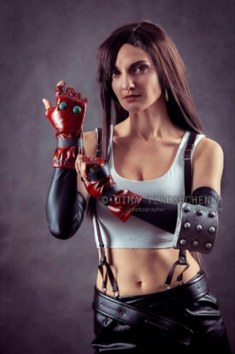 Косплей Тифы Локхарт из ремейка Final Fantasy VII, который поднимается на новый уровень