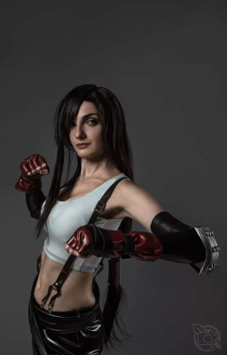 Косплей Тифы Локхарт из ремейка Final Fantasy VII, который поднимается на новый уровень