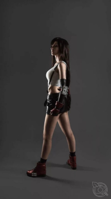 Косплей Тифы Локхарт из ремейка Final Fantasy VII, который поднимается на новый уровень