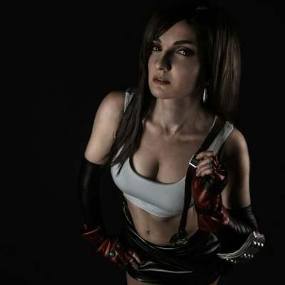 Косплей Тифы Локхарт из ремейка Final Fantasy VII, который поднимается на новый уровень