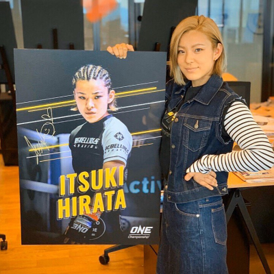 Боец ММА превосходно косплеит Андроид 18 из Dragon Ball