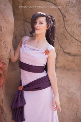 Большая косплейная вечеринка в бассейне