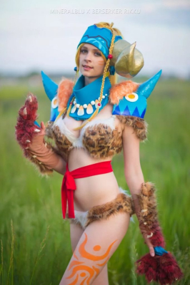 Большая косплейная вечеринка в бассейне