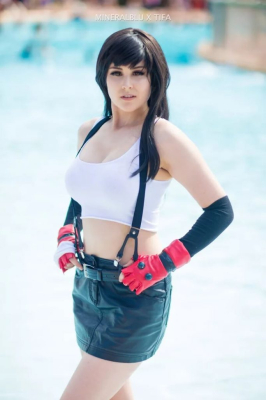 Большая косплейная вечеринка в бассейне