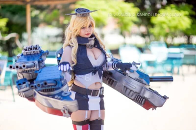 Большая косплейная вечеринка в бассейне