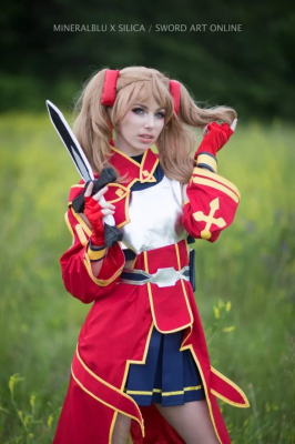 Большая косплейная вечеринка в бассейне