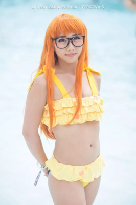 Большая косплейная вечеринка в бассейне