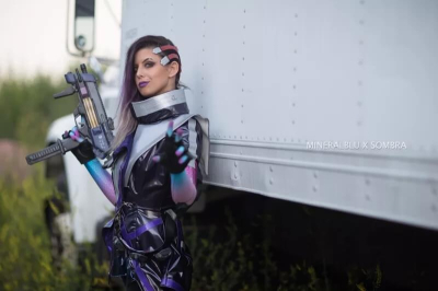 Большая косплейная вечеринка в бассейне