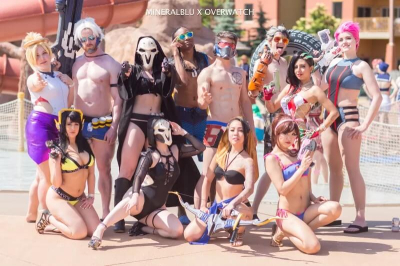 Большая косплейная вечеринка в бассейне