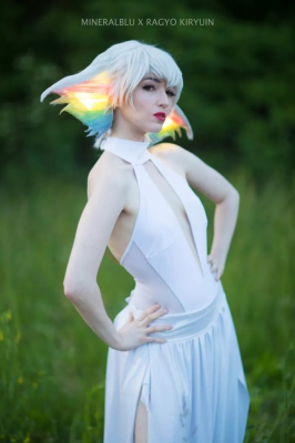 Большая косплейная вечеринка в бассейне