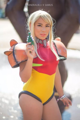 Большая косплейная вечеринка в бассейне