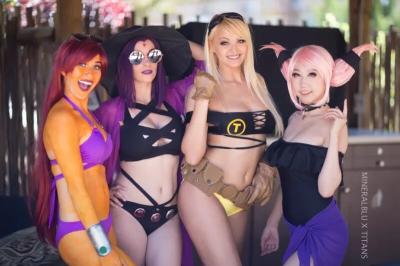 Большая косплейная вечеринка в бассейне