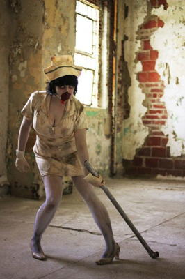 Восставшая из праха: косплей медсестры-демона из «Сайлент Хилл»