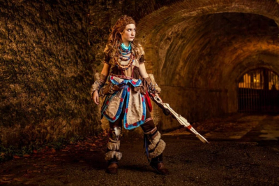 Косплей охотницы на роботов Элой из Horizon Zero Dawn Косплей охотницы на роботов Элой из Horizon Zero Dawn