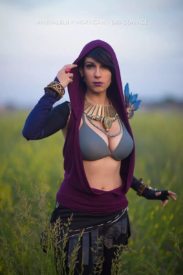 Большая косплейная вечеринка в бассейне