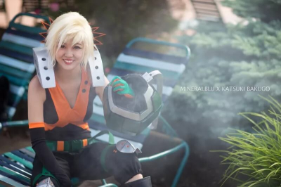 Большая косплейная вечеринка в бассейне