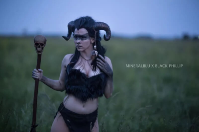 Большая косплейная вечеринка в бассейне