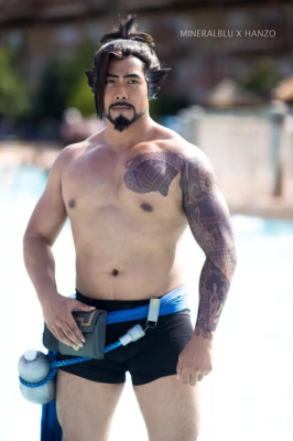 Большая косплейная вечеринка в бассейне