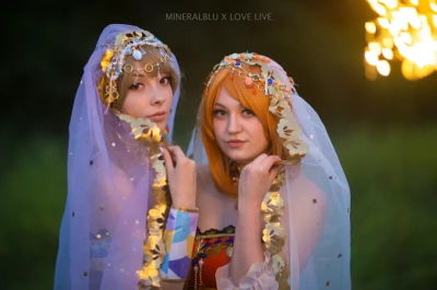 Большая косплейная вечеринка в бассейне