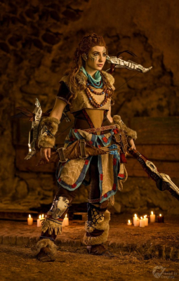 Косплей охотницы на роботов Элой из Horizon Zero Dawn Косплей охотницы на роботов Элой из Horizon Zero Dawn