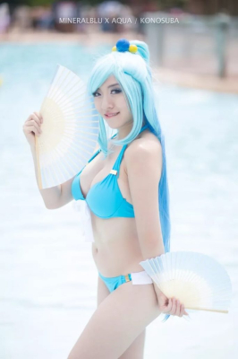 Большая косплейная вечеринка в бассейне