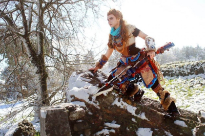 Косплей охотницы на роботов Элой из Horizon Zero Dawn Косплей охотницы на роботов Элой из Horizon Zero Dawn
