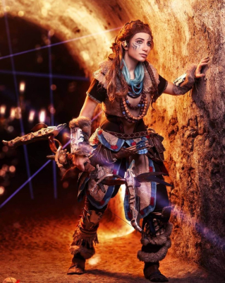 Косплей охотницы на роботов Элой из Horizon Zero Dawn Косплей охотницы на роботов Элой из Horizon Zero Dawn