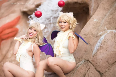 Большая косплейная вечеринка в бассейне