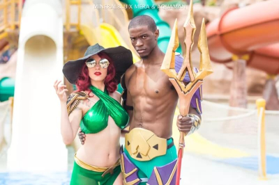 Большая косплейная вечеринка в бассейне