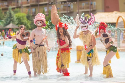 Большая косплейная вечеринка в бассейне