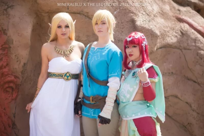 Большая косплейная вечеринка в бассейне