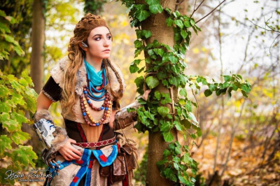 Косплей охотницы на роботов Элой из Horizon Zero Dawn Косплей охотницы на роботов Элой из Horizon Zero Dawn
