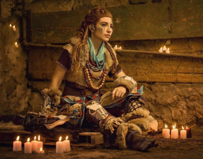 Косплей охотницы на роботов Элой из Horizon Zero Dawn Косплей охотницы на роботов Элой из Horizon Zero Dawn