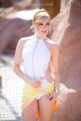 Большая косплейная вечеринка в бассейне