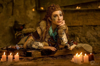 Косплей охотницы на роботов Элой из Horizon Zero Dawn Косплей охотницы на роботов Элой из Horizon Zero Dawn