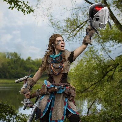 Косплей охотницы на роботов Элой из Horizon Zero Dawn Косплей охотницы на роботов Элой из Horizon Zero Dawn
