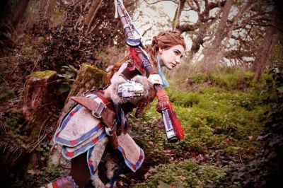 Косплей охотницы на роботов Элой из Horizon Zero Dawn Косплей охотницы на роботов Элой из Horizon Zero Dawn