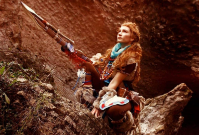 Косплей охотницы на роботов Элой из Horizon Zero Dawn Косплей охотницы на роботов Элой из Horizon Zero Dawn