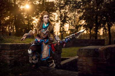 Косплей охотницы на роботов Элой из Horizon Zero Dawn Косплей охотницы на роботов Элой из Horizon Zero Dawn