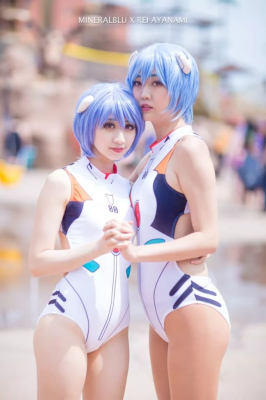 Большая косплейная вечеринка в бассейне