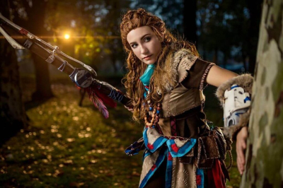 Косплей охотницы на роботов Элой из Horizon Zero Dawn Косплей охотницы на роботов Элой из Horizon Zero Dawn