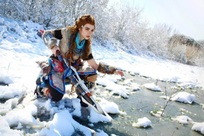Косплей охотницы на роботов Элой из Horizon Zero Dawn Косплей охотницы на роботов Элой из Horizon Zero Dawn