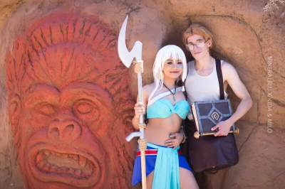 Большая косплейная вечеринка в бассейне