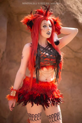 Большая косплейная вечеринка в бассейне