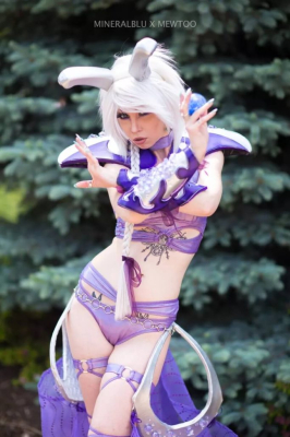 Большая косплейная вечеринка в бассейне