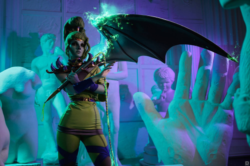 Мстительная сестра-фурия: фанатка показала косплей Тисифоны из рогалика Hades