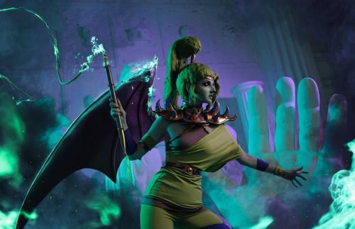 Мстительная сестра-фурия: фанатка показала косплей Тисифоны из рогалика Hades