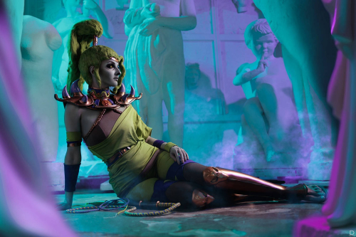 Мстительная сестра-фурия: фанатка показала косплей Тисифоны из рогалика Hades